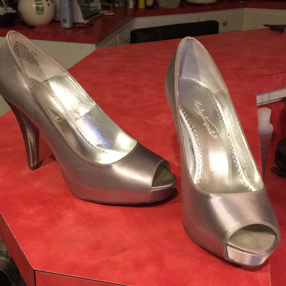 8 1/2 lightly worn Michael Angelo silver pumps
